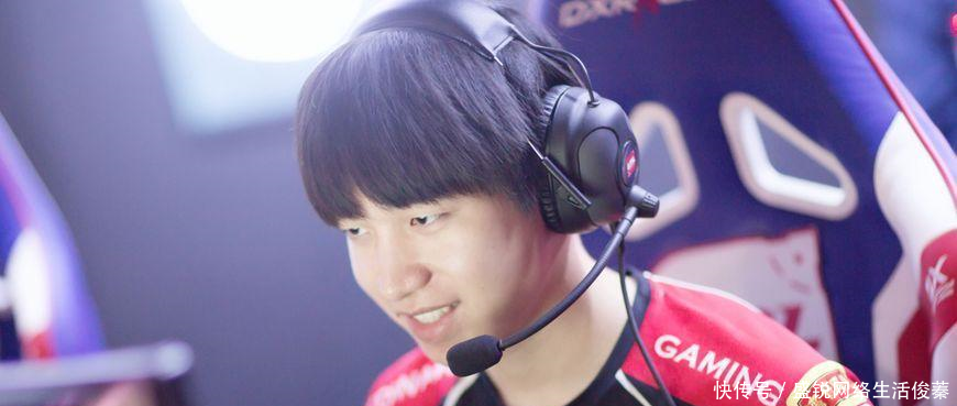 UZI手速有多快 这一波操作和意识, 厂长在一旁