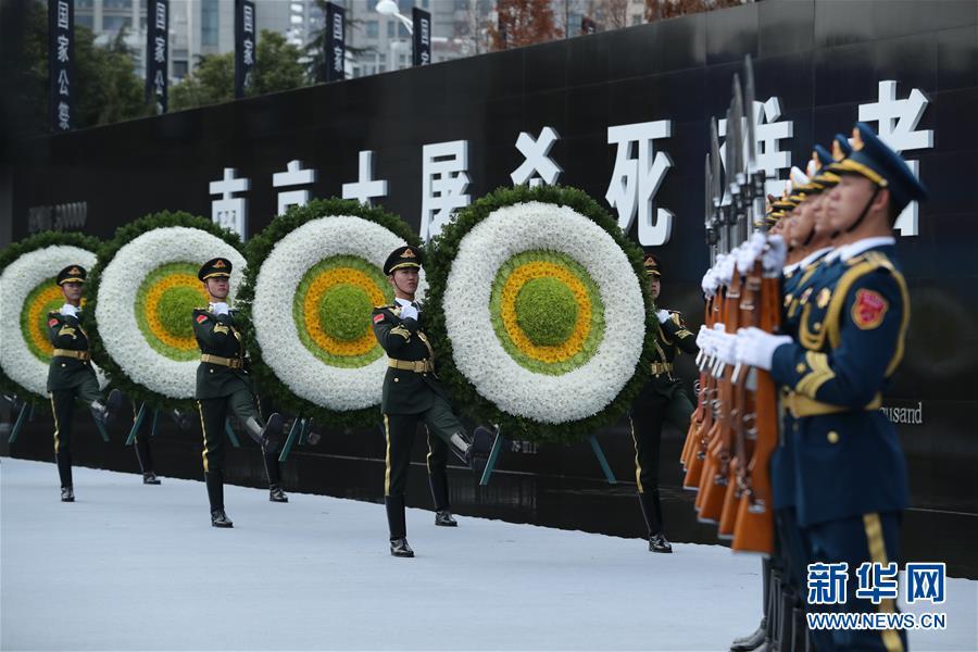 解放军向南京大屠杀死难者敬献花篮。