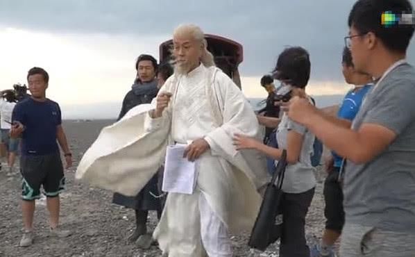 新剧《将夜》片场,72岁郑少秋顶沙尘暴拍戏,敬