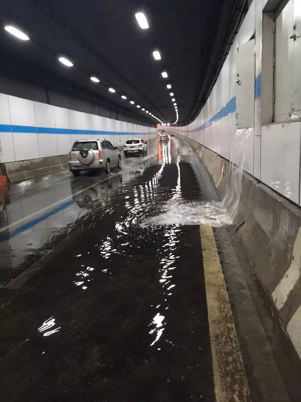 南京过江隧道淹水了! 疑似渗漏!?隧道公司回应 南京过江隧道淹水了! 疑似渗漏!?隧道公司回应