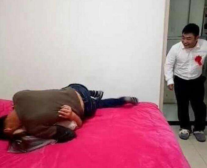 可是正当两个人亲热的时候，新郎四处找不到新娘，便来到婚房内，没想到竟然撞上了眼前这一幕，估计新郎这会心脏病都要发作了。