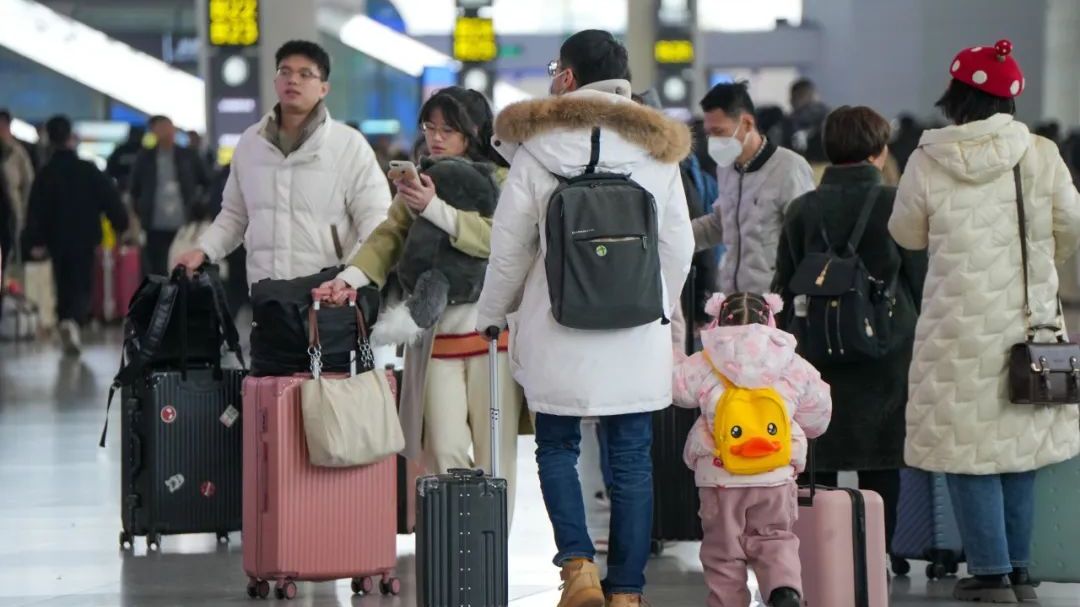 行李箱里“爸妈满满的爱”，都能带上火车吗？