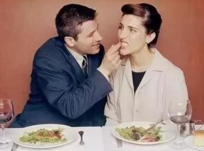 吃东西经常塞牙,还很臭?教你一简单方法,摆脱