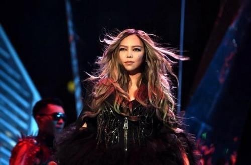 她曾与王菲那英齐名,因一首歌被封杀,成了台湾