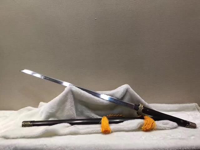 唐刀,其狭直刀身,小镡,长柄(可双手握持)的形制.