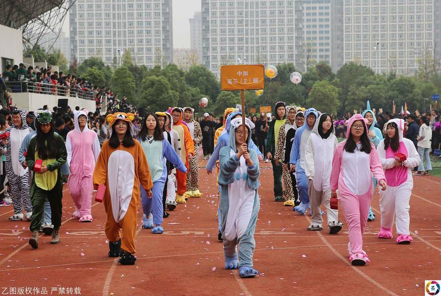 当然，合肥一中的运动会开幕式不是“烧钱”游戏，而是创意比拼，任何一次脑洞大开都会成为全场的焦点。图为入场式上的睡衣趴。