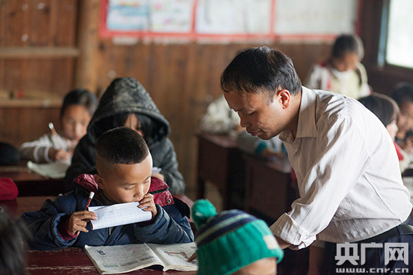 烛光奖旨在全国范围内发掘并表彰辛勤耕耘在贫困地区的优秀乡村教师