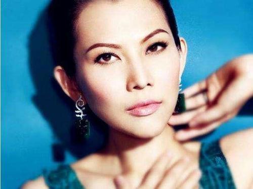 看了蔡少芬年轻时代的照片,现在的当红女星真