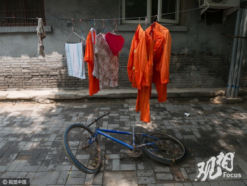 只见其衣其车，不见其人。