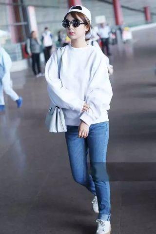 167杨紫穿短裙秀大长腿,效果不佳,网友:是鞋底