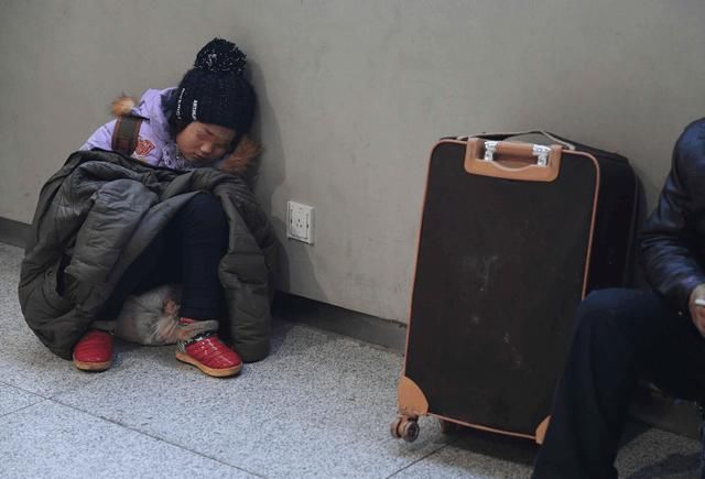 姐姐不满父母让弟弟上大学,离家出走,三年后衣锦还乡,姐姐愣了