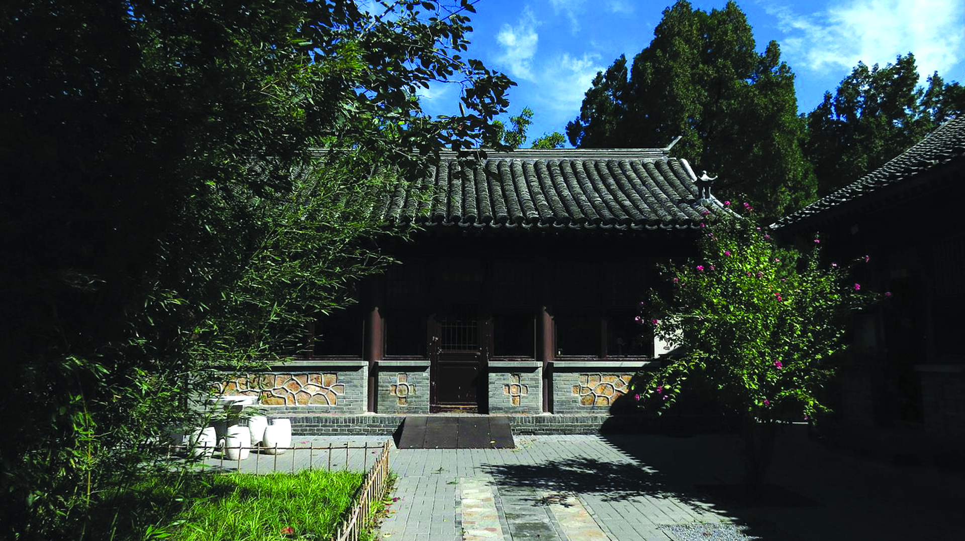 1971年4月4日，夫人陈燕秀在挪动靠墙的木床时，将墙上的白灰刮下一块后发现，脱落墙皮内另有一层墙皮，而且内侧墙皮上似乎还有着斑斑的墨迹。