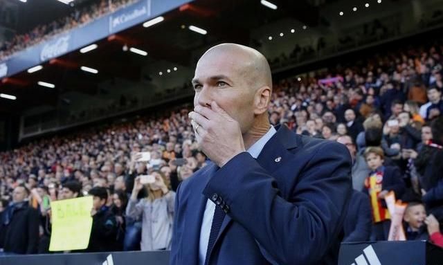 皇马球星西甲表现不佳,女友被球迷死亡威胁,她