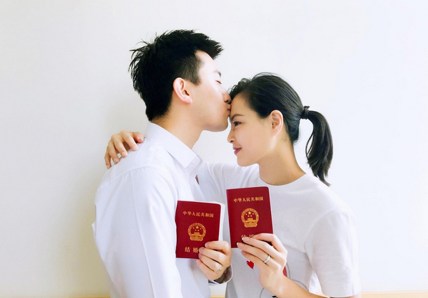 网曝吴敏霞与老公领证！晒结婚证亲吻额头超甜蜜