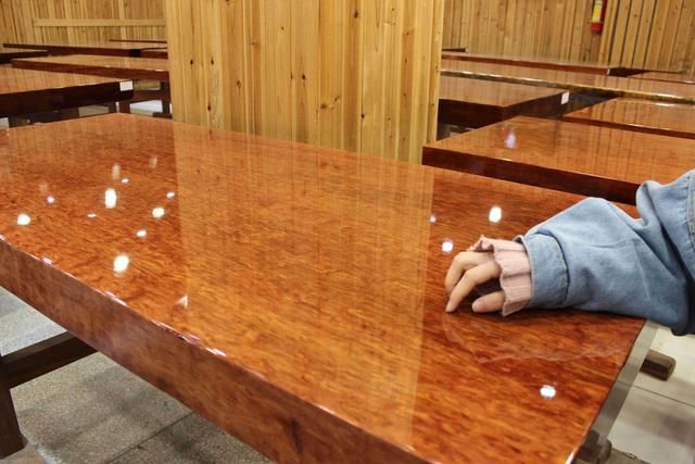 天津大佬投资欠了3千万,从头创业卖大板,一年