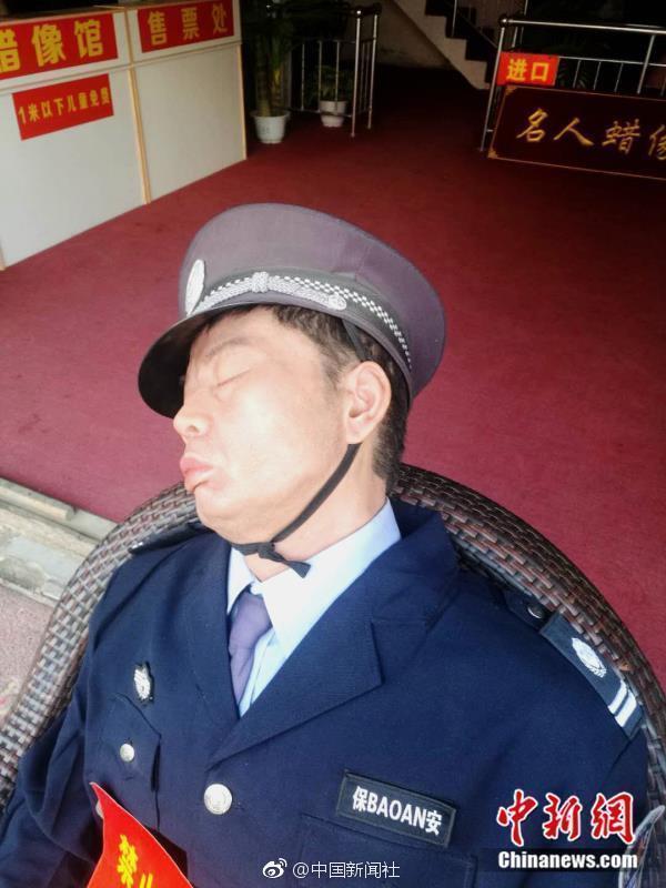 厉害!这个"保安"每天上班睡大觉却火了
