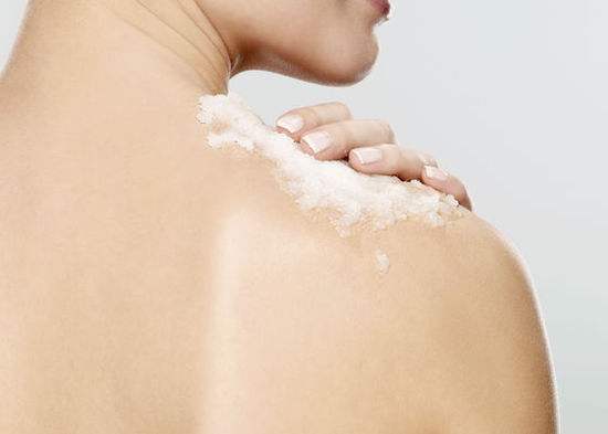 身体乳抹完后背上会很油(油性皮肤可以用身体乳涂背吗)