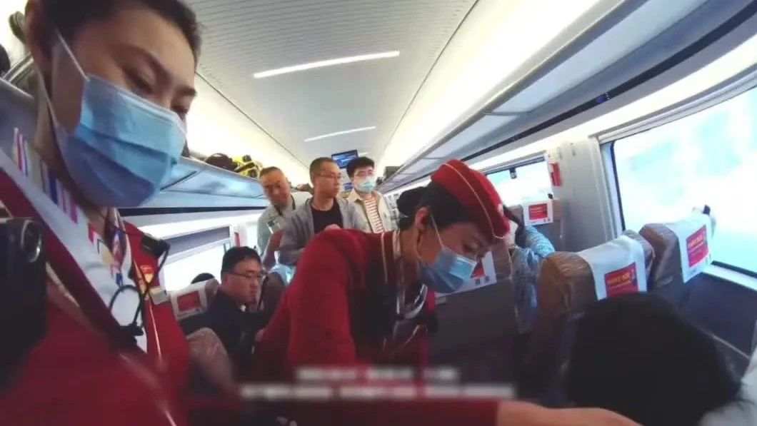 情况紧急!高铁列车临停2分钟……_北京时间