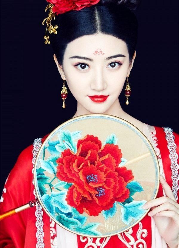 古装剧手拿团扇,赵丽颖娇羞似花,景甜红妆惊艳