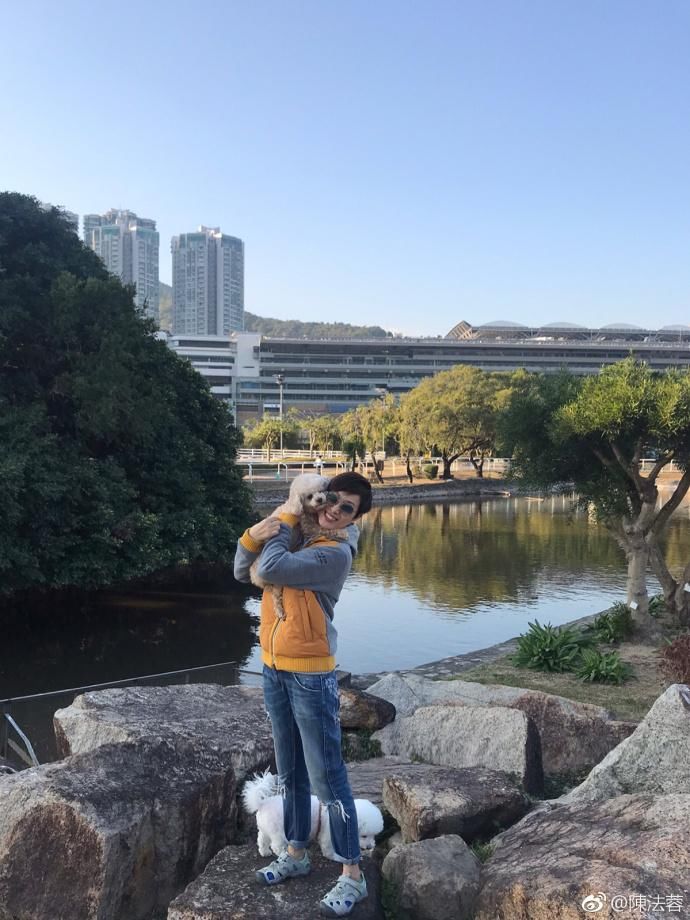 港姐陈法蓉衣服门事件后再发声:越是出色的人