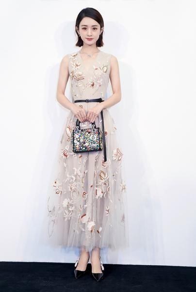 当赵丽颖脱下高跟鞋,网友直呼:辣眼睛!还是穿上