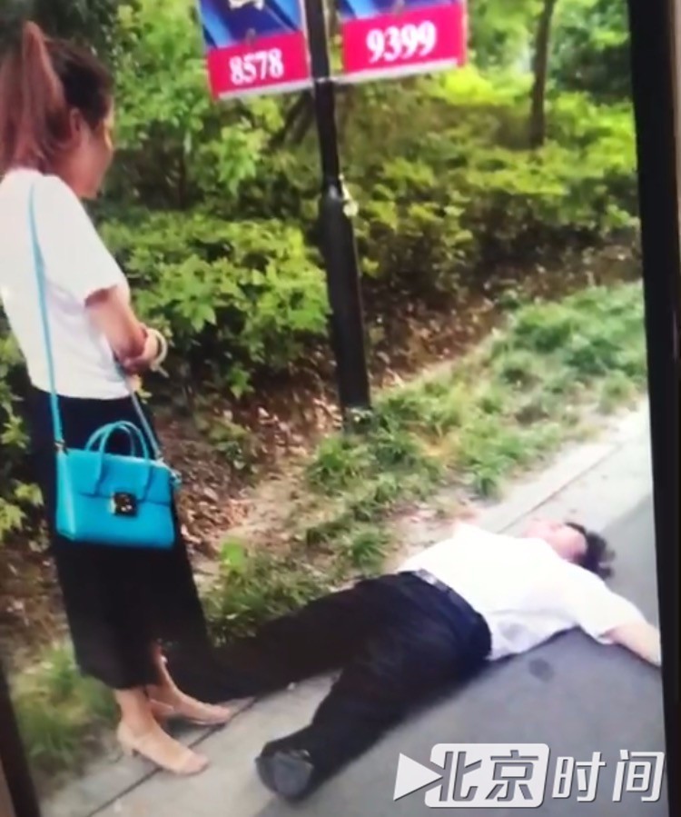 阻止记者进小区采访 杭州一保安被指“一碰就倒” 阻止记者进小区采访 杭州一保安被指“一碰就倒”