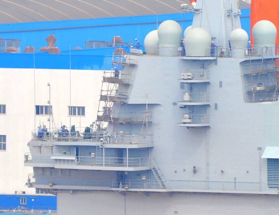 已有不少技术人员在舰岛脚手架区域进行作业