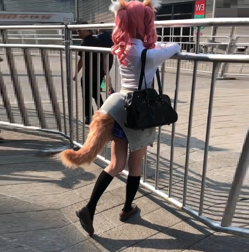 女孩屁股后面"露出尾巴",路人看傻眼,她说出一句话众人唏嘘!