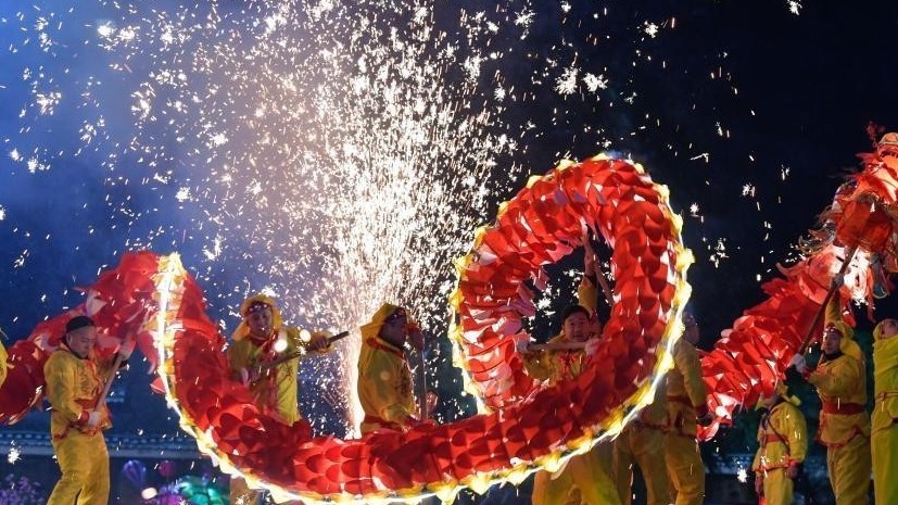 美不胜收!苗族“舞龙嘘花”闹元宵 美不胜收!苗族“舞龙嘘花”闹元宵