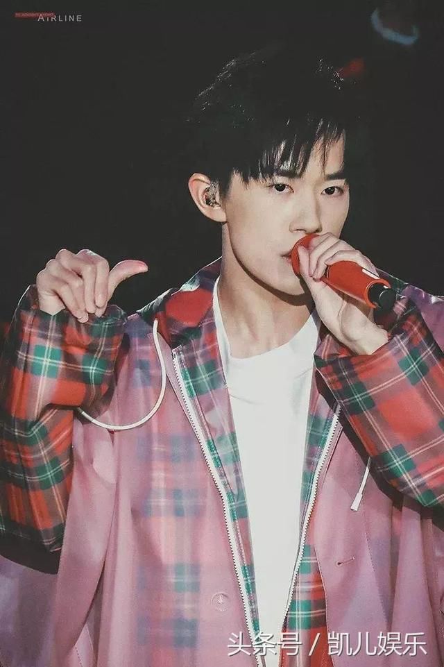 无论是舞台还是生活,易烊千玺为何中意红色?