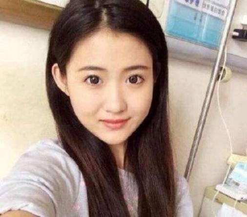 1岁年轻姑娘患癌, 在医院门口痛哭, 患有癌症的