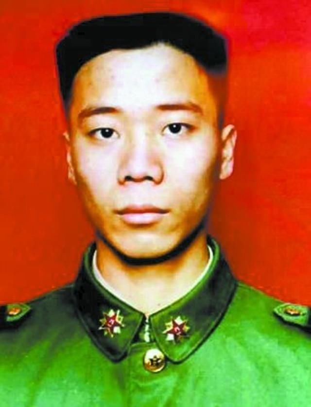 98年抗洪的感人故事:累死的20岁英雄,流泪的铁