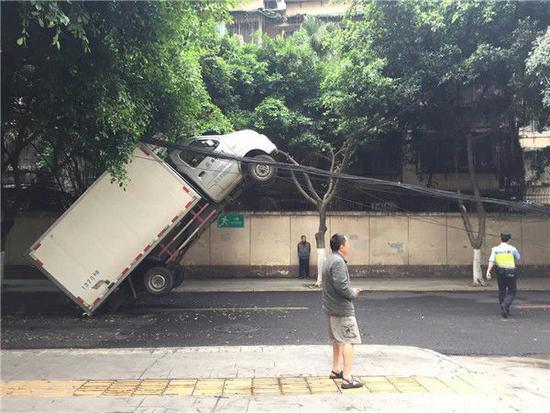 上天了！成都一货车挂断电缆四轮腾空