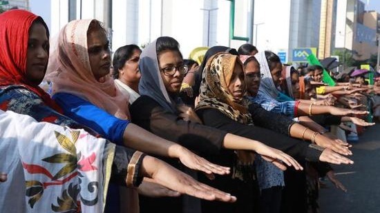 印数百万女性街头抗议 组成620公里壮观人链(图) 印数百万女性街头抗议 组成620公里壮观人链(图)