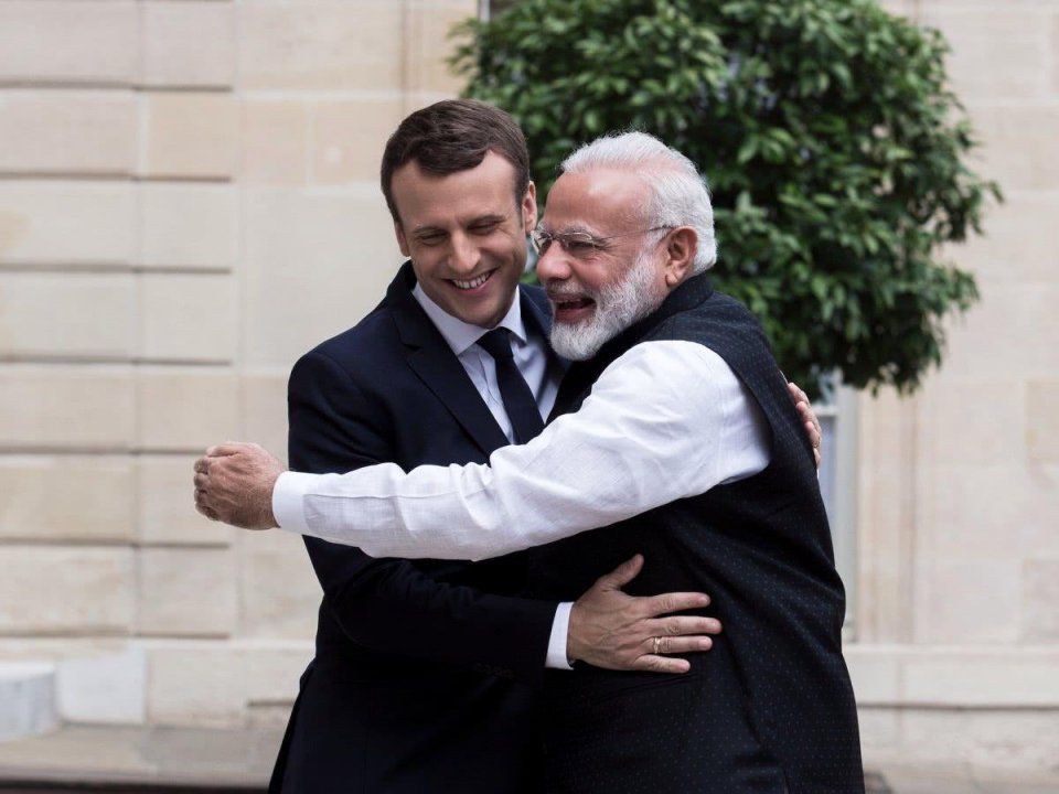 印度总理莫迪的外交魅力:尴尬拥抱、用力握手