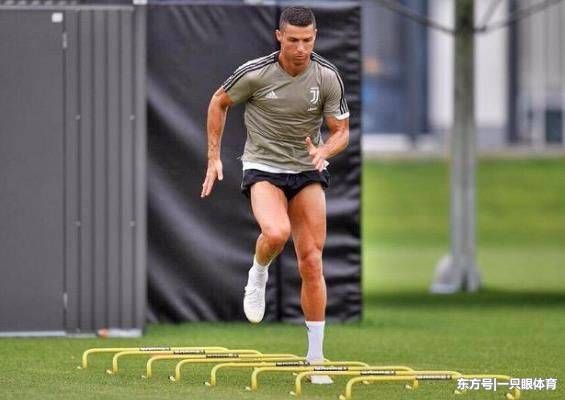 c罗跟小8岁迪巴拉比肌肉!魔鬼筋暴起 撑满训练服 岩石型大腿