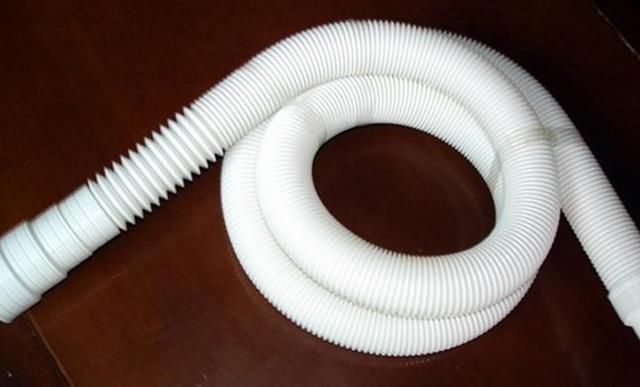 洗衣机排水管这样装,每回洗衣服都漏水!师傅也