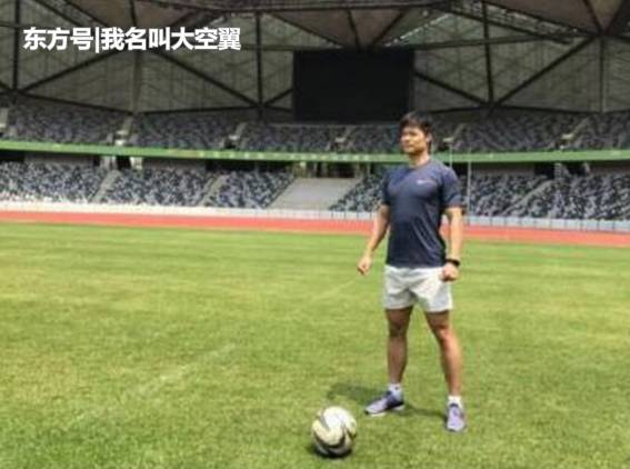 尔特苦练球技,投身中国足球?网友:能把武磊甩