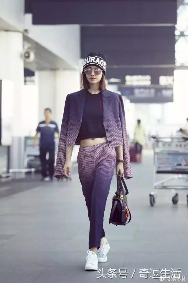 蔡依林又把泳衣穿机场了!三角区一览无余!