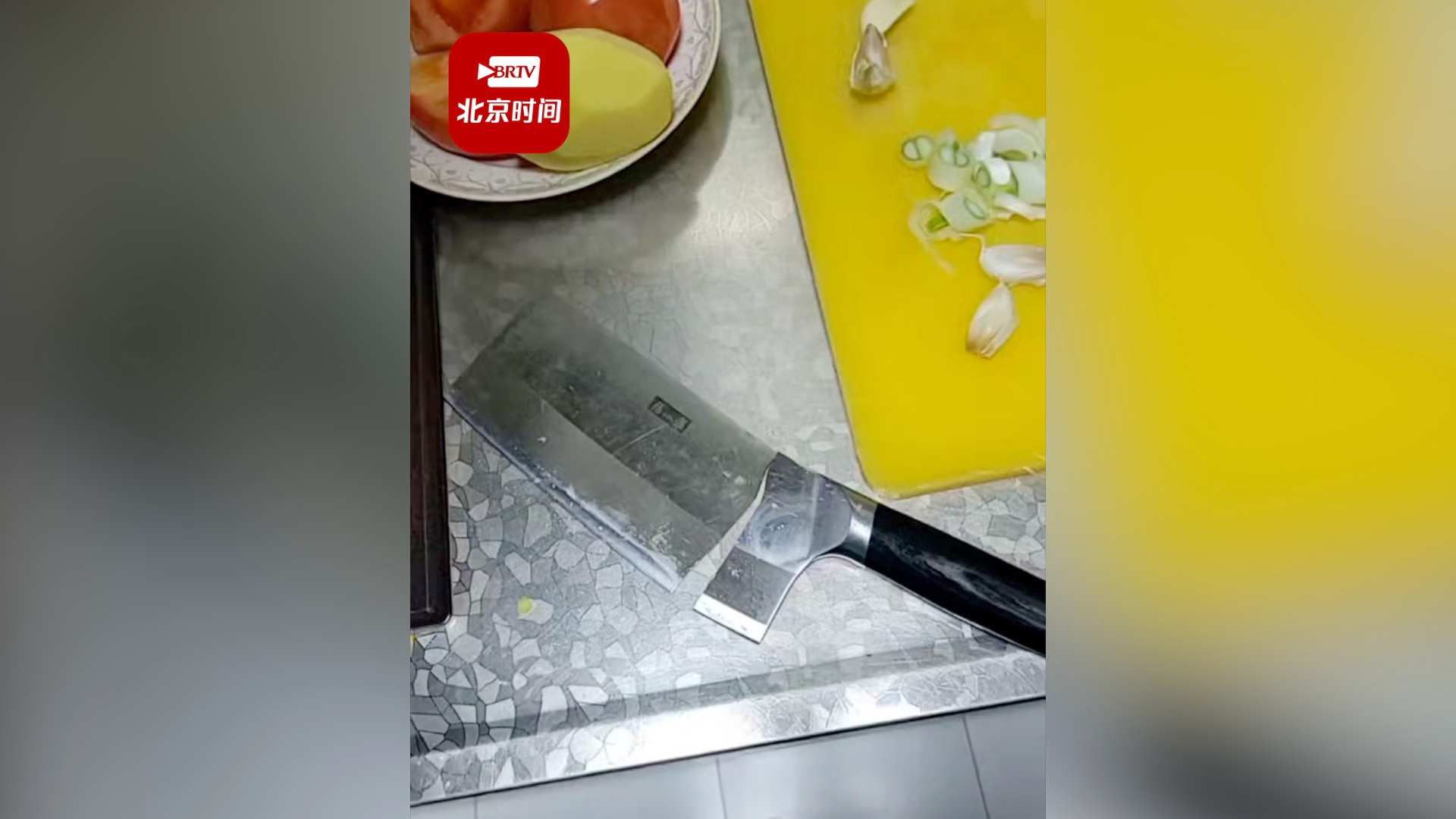 张小泉菜刀再曝拍蒜断成两截 厂家：硬度越大越脆，会改进_北京时间