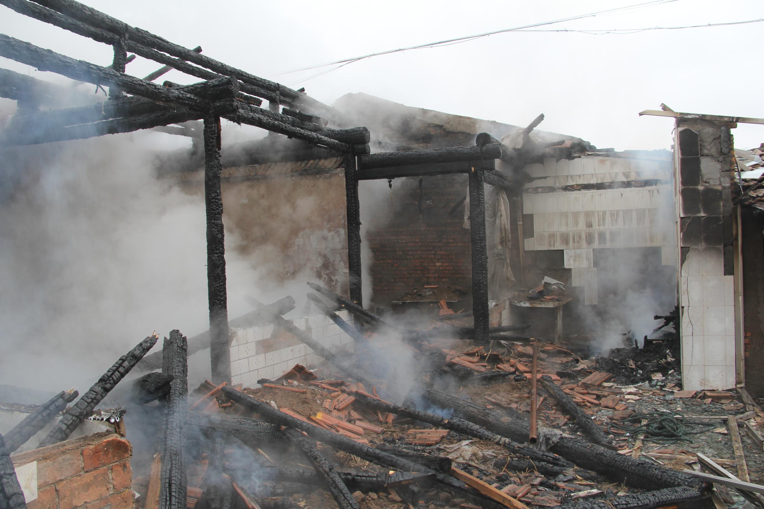 男子因家庭纠纷纵火烧毁女方家房屋