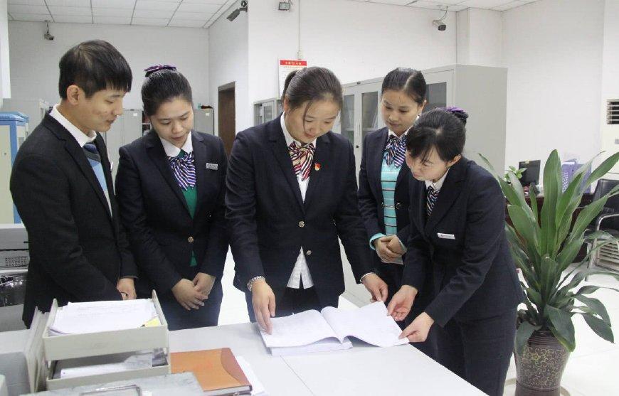 存1000万放在银行, 一年的利息够日常生活需要