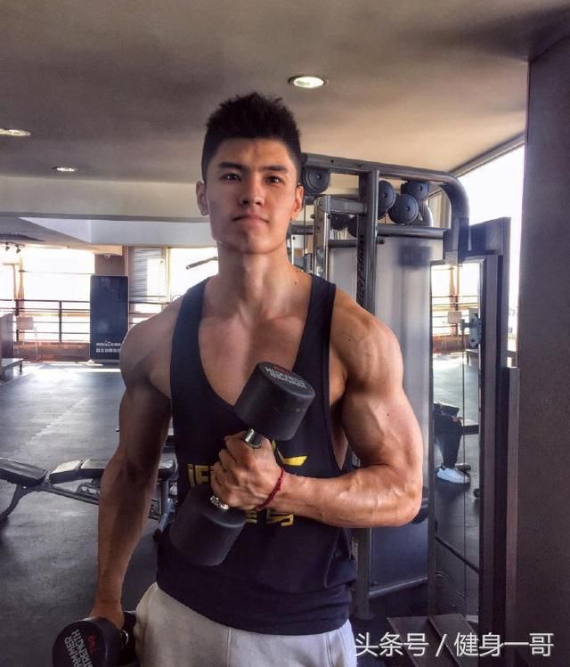 上海理工大学肌肉学霸,健身练就胸肌狗公腰,转
