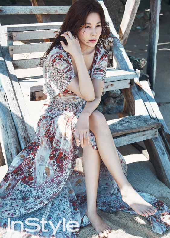 金荷娜婚后首拍大片 红唇美艳秀长腿