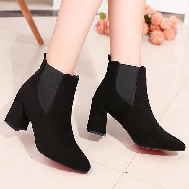 2018年,流行马丁靴+毛衣,穿上让你显年轻显气