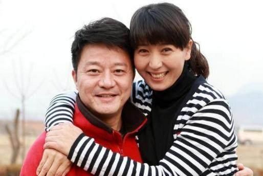 46岁享受正师级待遇,小沈阳为她打工,如今被大10岁老公宠上天