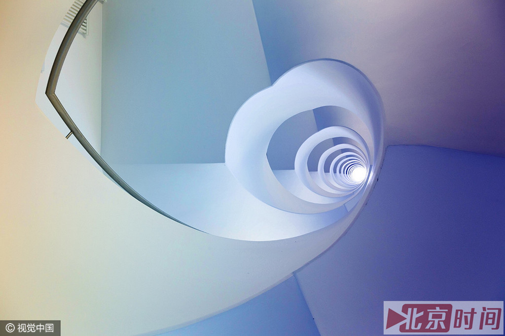 一秒变酷炫 摄影师将螺旋楼梯拍成"盗梦空间"