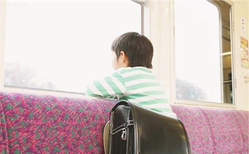 妈妈再婚后,叛逆孩子变乖巧,无意听到继父的话