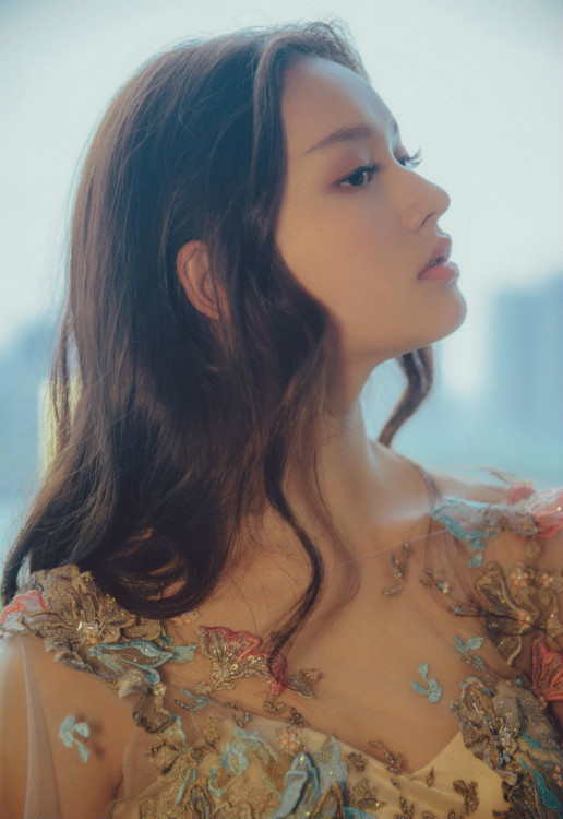 林允最新时尚大片 薄纱长裙美若油画中人