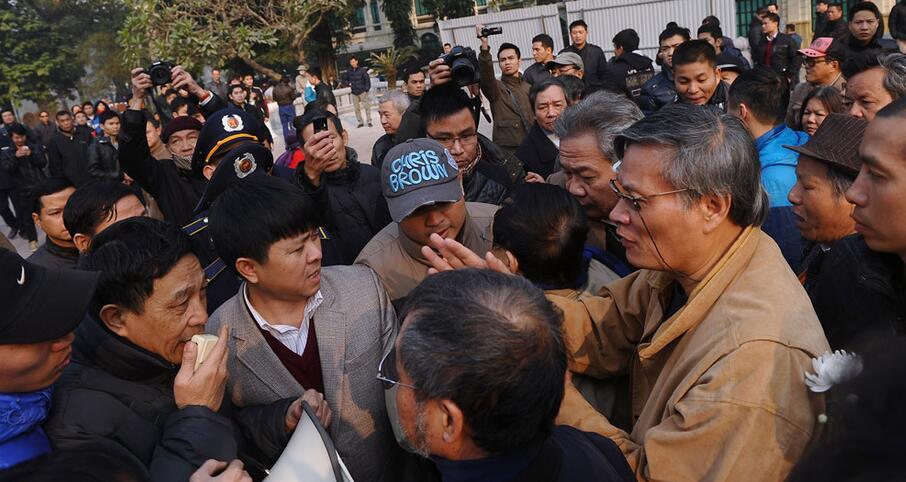 当时，河内警方采取行动逮捕了带头抗议者，并迅速将他们押进警方大巴，其他人则冲出警方包围。越南安全部队随即驱散抗议人群，并逮捕30名抗议者。图为当时越南反华情形。